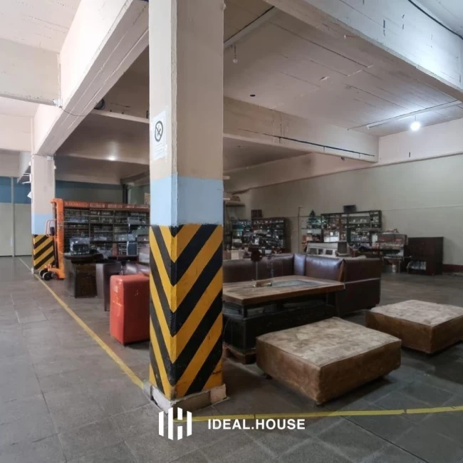 VENTA GALPÓN BURZACO CENTRO, 747 M² LOSA. 905 m² TOTALES.