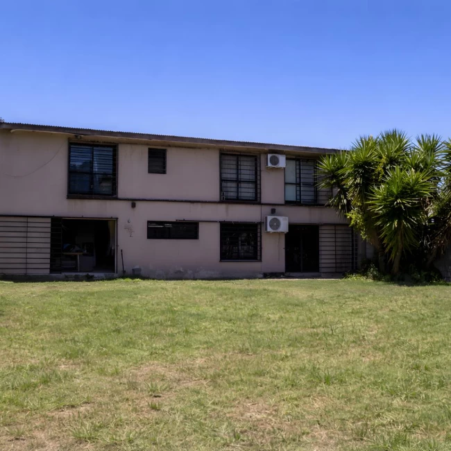 VENTA CASA DE 4 AMBIENTES CON AMPLIO GALPÓN EN QUILMES