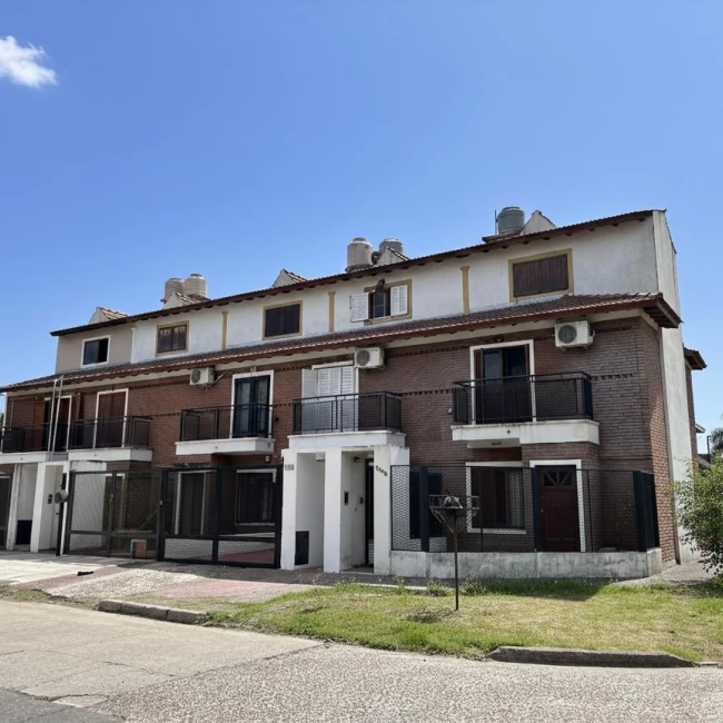 Casa 4 ambientes con cochera y patio, Quilmes en venta