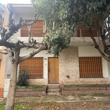 VENTA CASA 4 AMBIENTES,  CON COCHERA, QUILMES OESTE, APTO CREDITO.