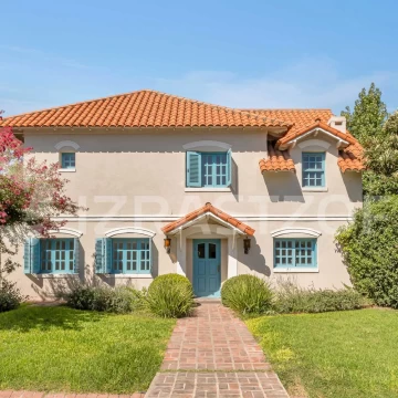 Casa en Venta en los Lagartos  3  suites más otro cuartos con baños de uso exclusivo
