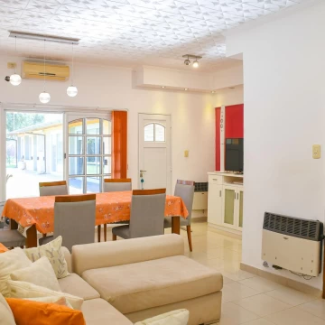 Casa en Venta en Álvarez 2 Dormitorios 750m2 de Terreno
