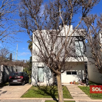 Venta casa Bella Vista, barrio con portón