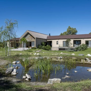 Venta Casa a estrenar 7 ambientes, 4 cocheras, en Los Pinares C. Club