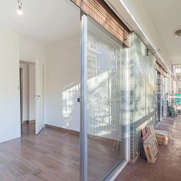 Oportunidad. Venta departamento 3 ambientes. Luminoso. Balcón. Apto Crédito. Flores