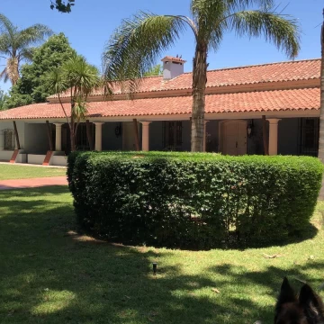 Casona colonial en Colonia Caroya, amplio terreno!