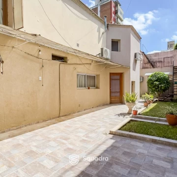 VENTA | PERMUTA - Casa de 4 dormitorios, local comercial, patio y cochera - Abasto, Rosario.