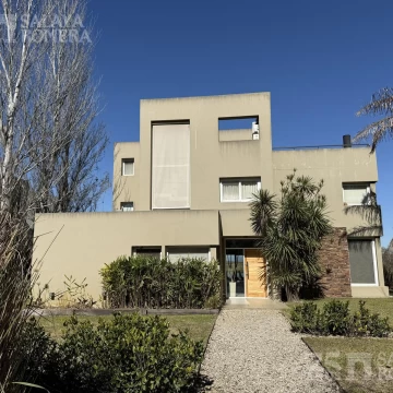 Casa venta 7 ambientes Isla Santa Monica - 3 Pisos Vistas Panorámicas Muelle Privado