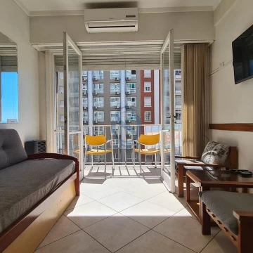 Alquiler Temporario - Departamento de dos ambientes con vista a la plaza - Av. Colón 2134