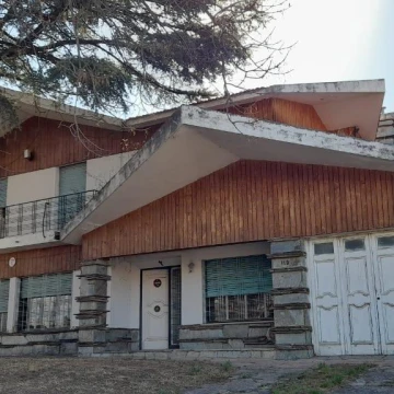 Casa en venta 3 dormitorios en el   Cerro de las Rosas con gran potencial 827 mts Terreno