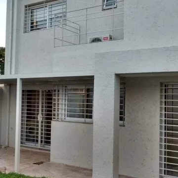 Casa en  venta sobre tejeda con importante local comercial