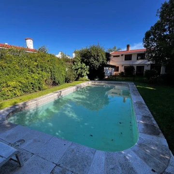 Casa en  venta en la mejor zona de Arguello sobre Tycho  Brahe a metros de Recta Martinolli