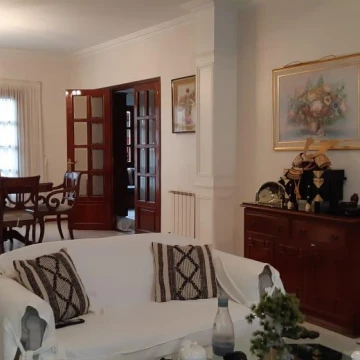Casa en  Venta de 4 dorm  única  en Barrio San Salvador. Excelente construcción.PILETA