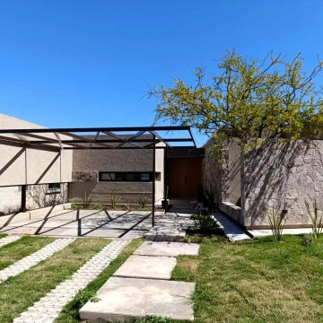 Casa en  Venta de 3 Dormitorios a Estrenar en Las Cañitas Barrio Privado