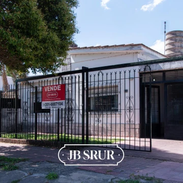 Casa en venta para reciclar en Parque Velez Sarsfield de 3 dormitorios