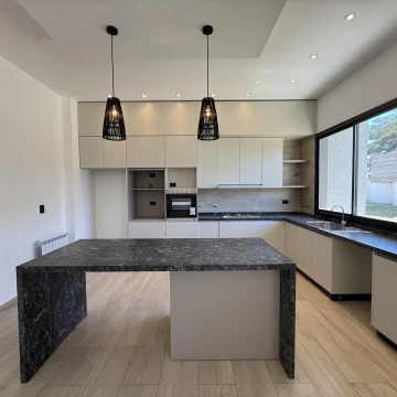 Casa en  Venta de 3 Dormitorios en Las Cañitas Barrio Privado
