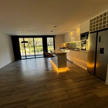 Departamento en Alquiler en  Greenpark Valle Escondido de 2 dormitorios en planta baja cochera