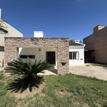 Casa en Venta de 2 Dormitorios en Las Cañitas Barrio Privado