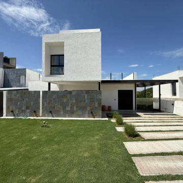 Casa en venta en Las Cañitas Barrio Privado de 2 Dormitorios