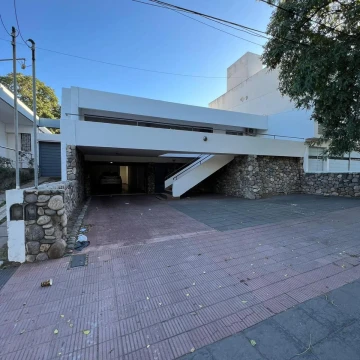 Casa en alquiler sobre avenida Monseñor Pablo Cabrera uso comercial