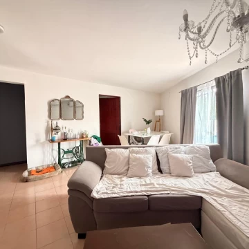 Casa en venta en primer piso -con monoambiente o local a la calle independiente, ideal para alquilar