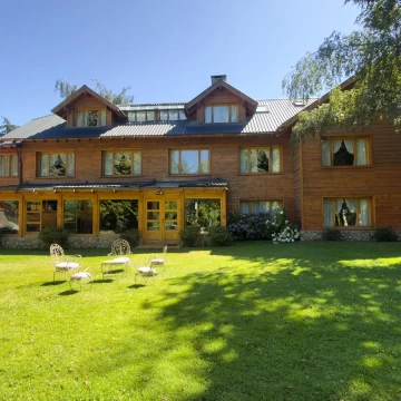 VENTA - Hostería de 935m2 en pleno centro de Villa La Angostura – 14 hab. – Lote 2.500 m² – FOT 130%