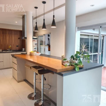 Casa en Venta  dos plantas,  4ambientes actualizada  3 dormitorios Florida Oeste