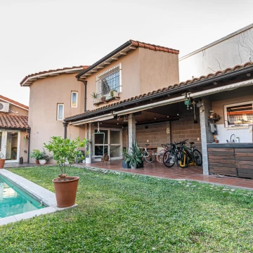Venta chalet 4 ambientes con jardín y piscina en Haedo.