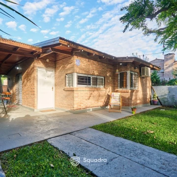 VENTA/ PERMUTA - Casa 2 dormitorios, Jardín, Parrillero y Cochera  - Zona 2, Funes.