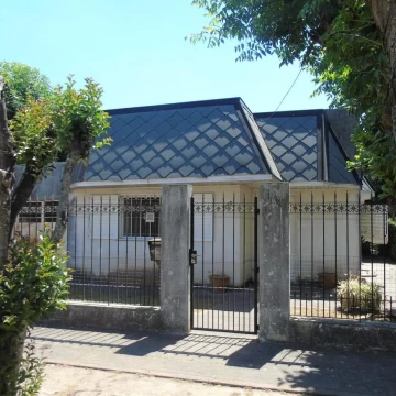 Casa en Gonnet, con lote propio, a reciclar
