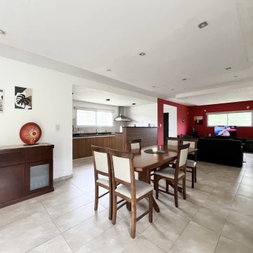 dos Casas en venta, con predio, cancha de futbol, en Olmos. La Plata