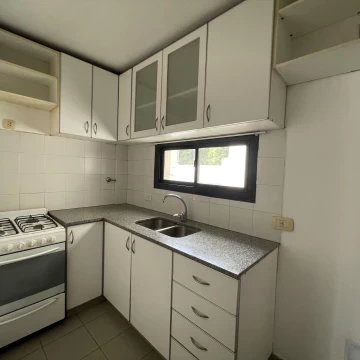 Departamento en venta, de 1 dormitorio con cochera. La Plata