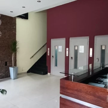 LUMINOSO Y ÚNICO! 2 AMB AL FRENTE CON BALCÓN.TAMAÑO XXL. COCINA Y BAÑO REMODELADOS. VISTA PANORÁMICA