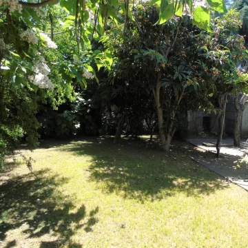 Terreno en venta, en Gonnet, con casa a refaccionar