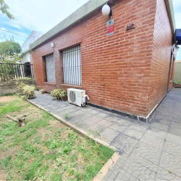 Casa venta con fondo y cochera. Tolosa, La Plata