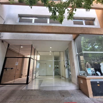Departamento de dos dormitorios con cochera en venta. La Plata