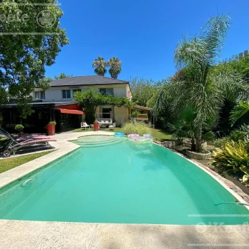 Casa en venta de dos plantas con amplios ambientes en Abril Country Club, Guillermo Hudson.