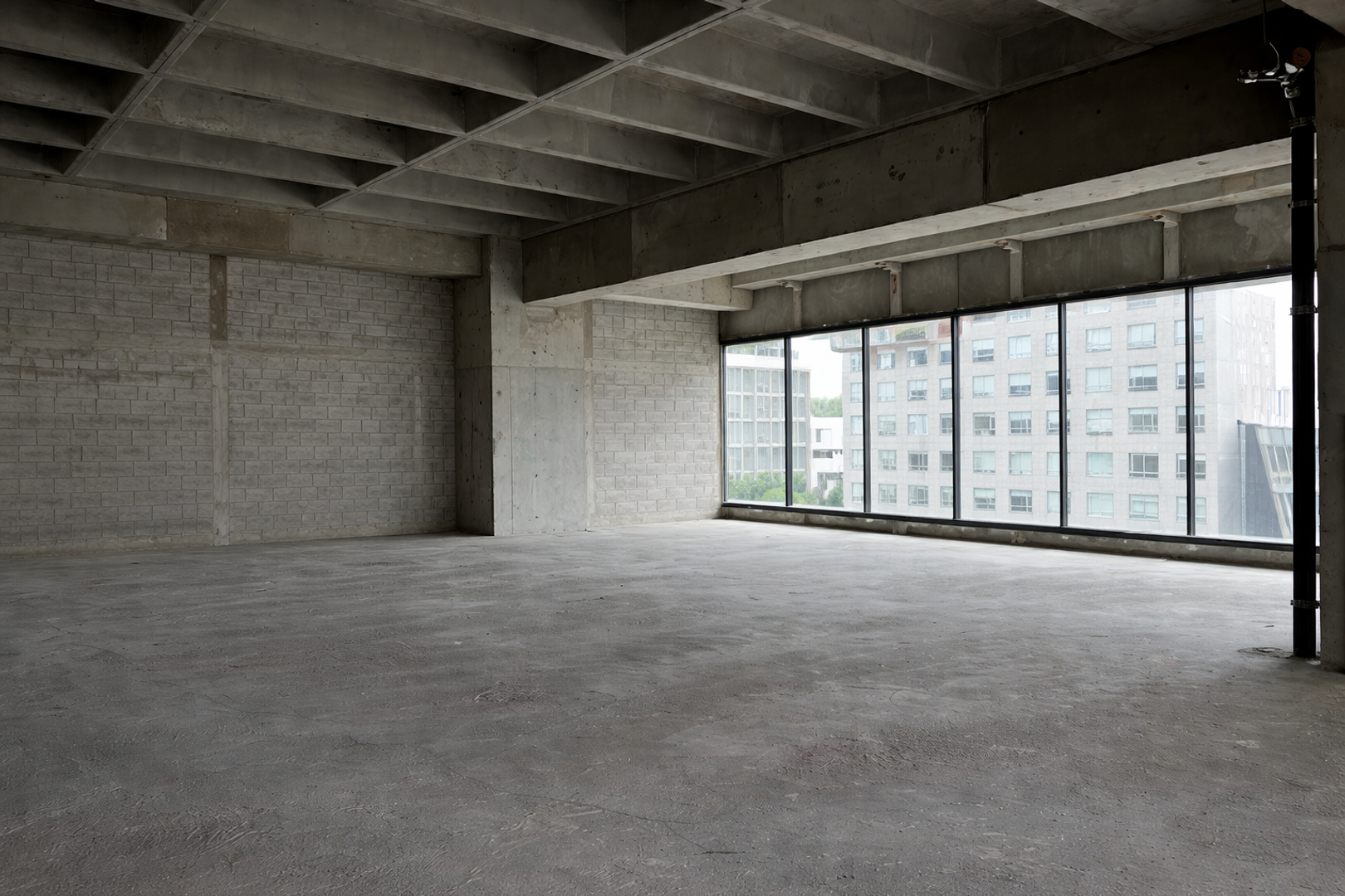 Oficina en obra gris y vista urbana.png