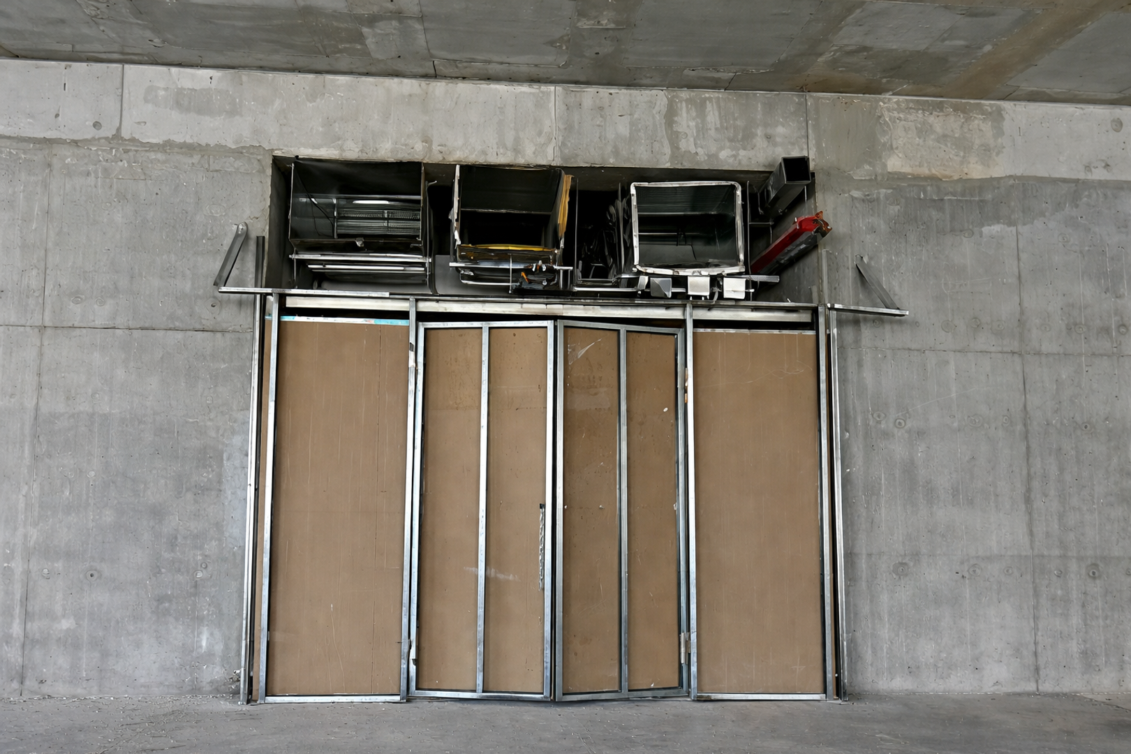 Puerta en construcción con sistema HVAC.png
