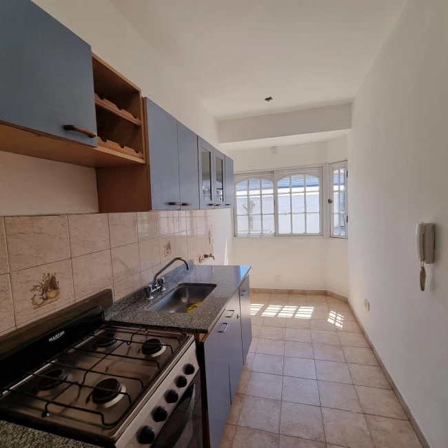 Departamento 3 ambientes con balcón y cochera venta