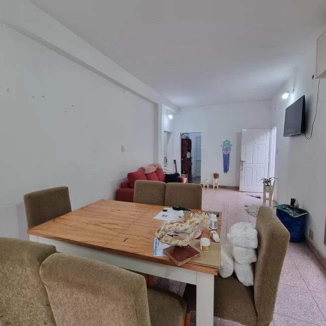 Casa 3 ambientes con entrada para auto y jardín.