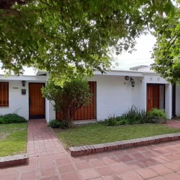 Casa en  Venta en el Cerro de las Rosas  3 dormitorios  3 Baños Pileta  Planta Baja