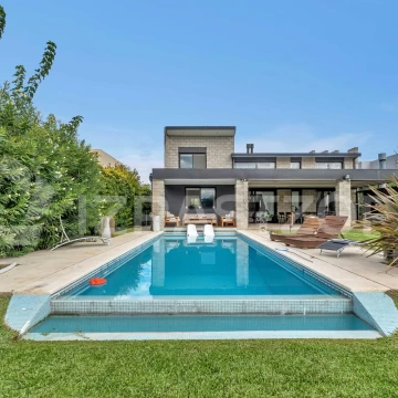 Casa EN VENTA en Las Liebres, 3 dormitorios, importante galeria