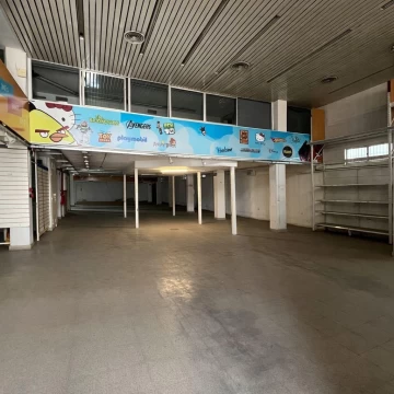EXCELENTE LOCAL COMERCIAL CON OFICINAS Y DEPOSITO