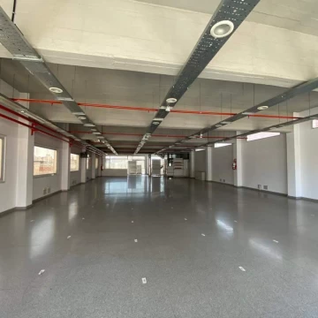 EDIFICIO COORPORATIVO CON ESTACIONAMIENTO