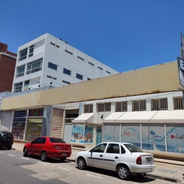EDIFICIO COORPORATIVO CON ESTACIONAMIENTO . 4533 M2 CUBIERTOS