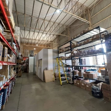 Predio cerrado con seguridad . 500m2 . 1000m2  . Expensas Incluidas!