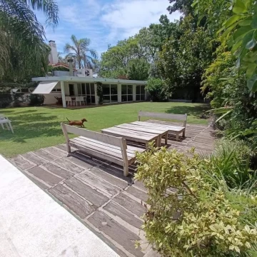 EN EL CORAZON DE CERRO DE LAS ROSAS . USO RESIDENCIAL O COMERCIAL