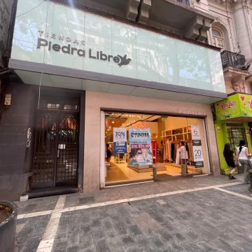 EXCELENTE LOCAL PEATONAL DE CORDOBA . VIDRIERA A LA CALLE . ALTO TRANSITO