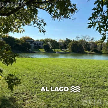 Un lote único en venta al agua en Santa Bárbara.